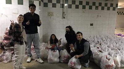 بالصور .. هكذا ساعدت الأندية الطلابية بالجامعة الأمريكية بالقاهرة غير القادرين في رمضان