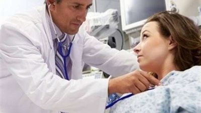 للطبيب والمريضة.. هل يفسد كشف النساء الصوم؟