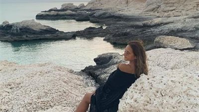بإطلالة أنيقة.. نيللي كريم تخطف أنظار جمهورها على البحر