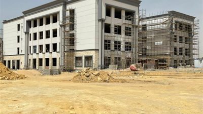 وزير التعليم العالي يتلقى تقريرًا حول تطور العمل بـ ”جامعة بنها الأهلية”