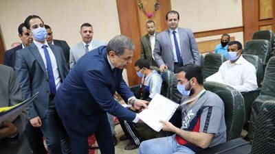 صور.. تسليم 66 عقد عمل لذوي الهمم والعزيمة ببني سويف