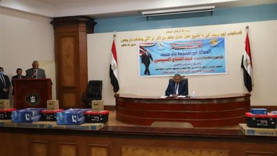 شاهد.. تسليم ماكينات خياطة وشنط «عدة» لأوائل خريجي التدريب المهني ببني سويف