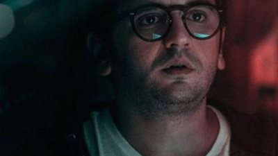 فيلم العيد.. مصطفى خاطر يروج لفيلمه الجديد ”أشباح أوروبا”