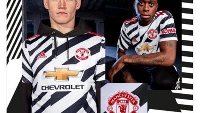 بالصور..المان يونايتد يكشف عن القميص الثالث للفريق للموسم الجديد 2021/2020