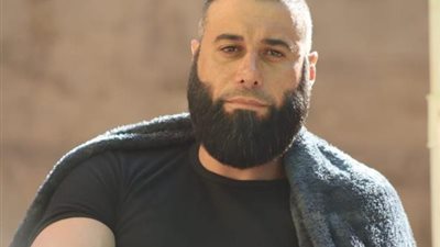 أحمد السعدنى يروج لمسلسل ”بطلوع الروح” بـ”لوك” شخصية ”أبو أسامة”