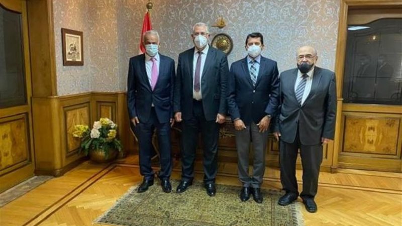 وزير الشباب بجانبة