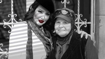 الموت يفجع الفنانة سمية الخشاب فى والدتها وفيفي عبده تقدم لها واجب العزاء