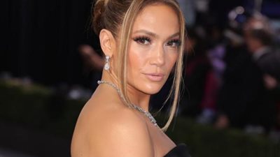 «أمي فوق الشجرة».. جينيفر لوبيز تفاجئ جمهورها بإطلالتها الجديدة مع أسرتها