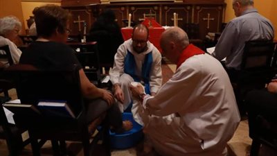 بغسل الأرجل.. رئيس «الأسقفية» يترأس قداس خميس العهد بكاتدرائية جميع القديسين