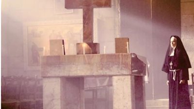 بعد إثارة الجدل بالحديث عن النار والآخرة.. سلاف فواخرجى تحتفل بعيد القيامة المجيد