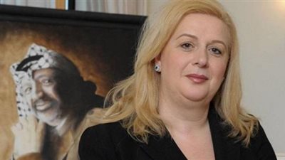 أرملة ياسر عرفات تشن هجوم حاد علي أبو مازن .. لهذا السبب
