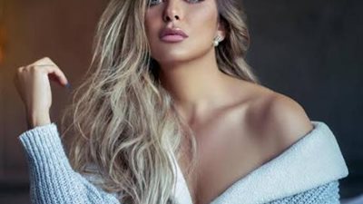 ريم مصطفي تداعب جمهورها بإطلالة علي البحر