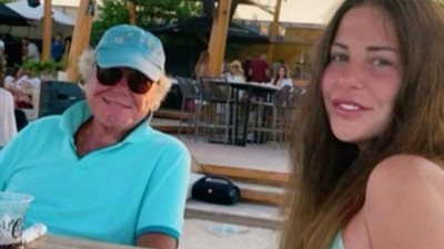 شاهد.. أحدث ظهور لـ حسين فهمي برفقة نجلته في الساحل الشمالي