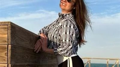 نرمين الفقي تستمع بعطلتها الصيفية فى إحدى المدن الساحلية