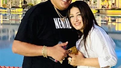 حمو بيكا يغازل زوجته بإطلالة رومانسية تجمعهما