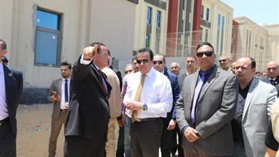 بالصور .. شاهد جولة وزير التعليم العالي بجامعة المنصورة الجديدة