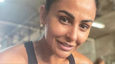 ميس حمدان تداعب جمهورها بتمارين رياضية شاقة