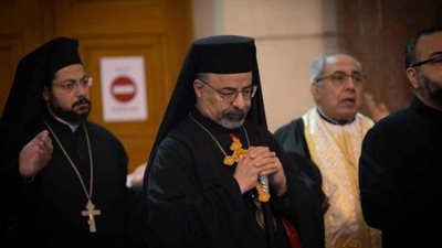 جنازة مهيبة.. بطريرك الكاثوليك يشارك في قداس الأب ستيفن لبط