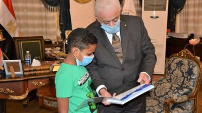 «شوقي» يهدي الطفل صاحب مقترح تدريس إحترام الآخر نسخة من الكتاب