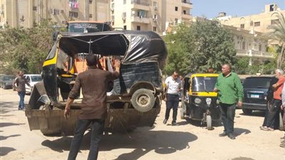 صور.. «الجيزة» تطارد التوك توك باللودرات داخل الجراجات ومخالفات بالجملة بحدائق الأهرام