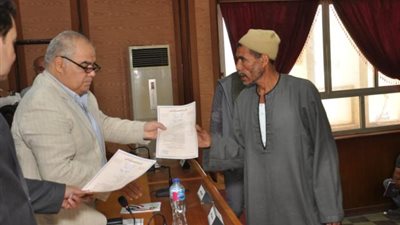 صور.. تسليم  3106 وثيقة تأمين ضد الحوادث للعمالة غير المنتظمة