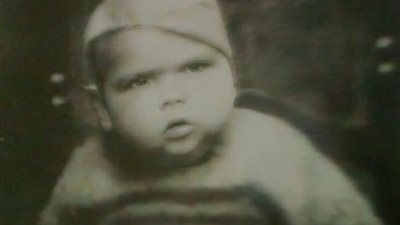 محمد هنيدى يسخر من نفسه وهو فى مرحلة الطفولة