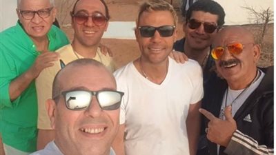 محمد سلام يفاجئ متابعيه بشكل مختلف من كواليس فيلم ”عمهم”