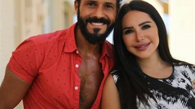 بالصورة.. يوسف الشريف يتغزل في زوجته علي طريقة الهضبة عمرو دياب