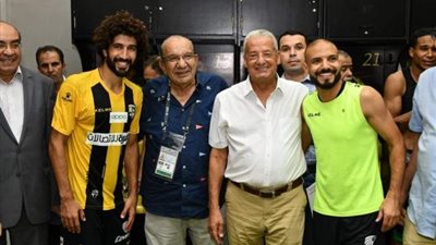 بالصور .. رئيس المقاولون يهنئ اللاعبين بعد الفوز على الحرس والصعود للمركز الثالث