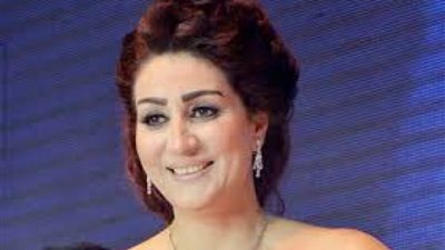 وفاء عامر تشيد بسيدة القطار وتطلب منحها لقب الأم المثالية