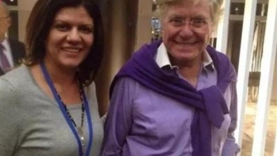 حسين فهمى ينشر صورة برفقة الشهيدة شيرين أبو عاقلة