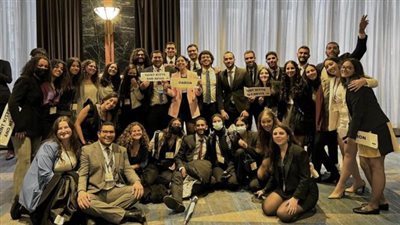 للعام الثاني عشر .. طلاب نموذج الأمم المتحدة بالجامعة الأمريكية يحصلون على جائزة الوفد المتميز