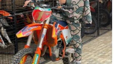 ويجز يطمئن جمهوره على حالته الصحية بعد إصابته بكسر فى ذراعه