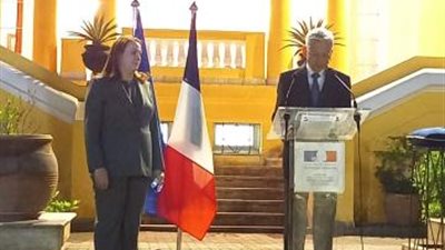 بالصور .. فرنسا تمنح عضو هيئة تدريس بعلوم القاهرة وسام ”فارس أكاديمي”