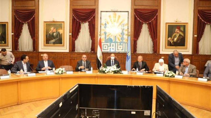محافظ القاهرة مع
