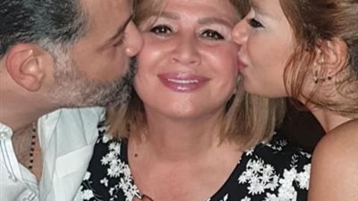 إلهام شاهين تنشر صورة بصحبة شقيقها وخطيبته منة جاب الله: حبايب قلبي