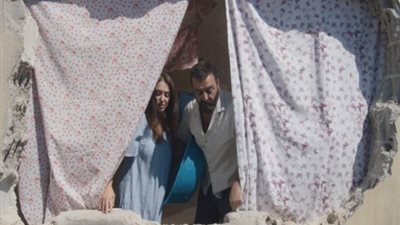 كندة علوش تودع الديكور الخاص بفيلم ”نزوح”