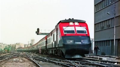 النقل تطالب المواطنين بعدم إلقاء القمامة على شريط السكة الحديد