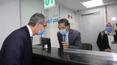 وزير الاتصالات يفتتح 3 مراكز بريدية تقدم خدمات توثيق الشهر العقاري