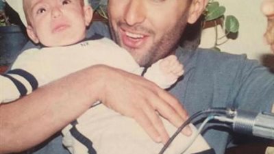 بصورة نادرة.. أحمد السقا يستعيد ذكريات فيلم ”مافيا”: ربنا يحفظك