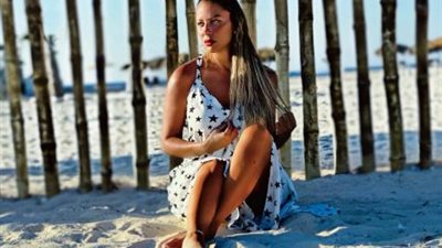 بإطلالة جذابة.. ريم مصطفى تقضي العطلة الصيفية على البحر