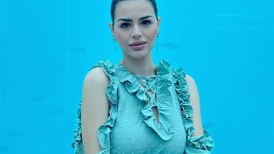 هنادى مهنا بإطلالة جديدة فى مطعم تحت سطح البحر