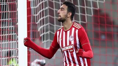 بطولة جديدة للفراعنة.. كوكا يتوج مع أولمبياكوس بكاس اليونان