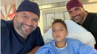 أمير كرارة برفقة نجله من غرفة العمليات ويعلق : الحمد لله