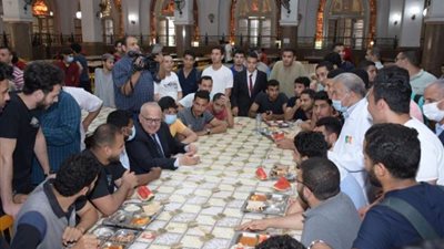 بالفيديو والصور .. رئيس جامعة القاهرة يشارك طلاب المدينة الجامعية الغداء