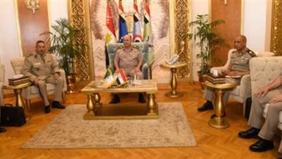 الفريق أسامة عسكر يستقبل رئيس الوفد العسكرى الجزائرى