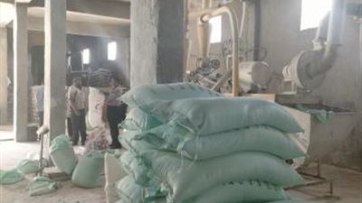 صور وفيديو.. «الجيزة» تضبط أطنان دقيق بلدي مدعم داخل منخل بالصف قبل بيعها بالسوق السوداء