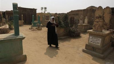 هل يجوز للمرأة المتوفى زوجها زيارة قبره أثناء العدة؟ .. إليك الإجابة