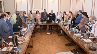 بالصور .. الخشت يرأس اجتماع مجلس كلية الآداب ويجرى حوارا مع أساتذتها