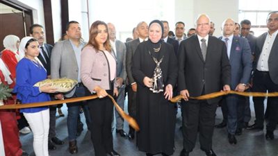 وزيرة التجارة والصناعة ومحافظى القاهرة ودمياط يفتتحون معرض ”صنع في دمياط”